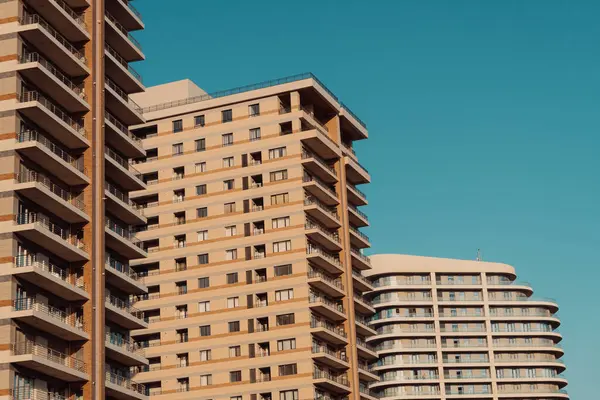 Beyaz Şehir 'de inanılmaz bir mimari. Bakü, Azerbaycan. 28.06.2025.