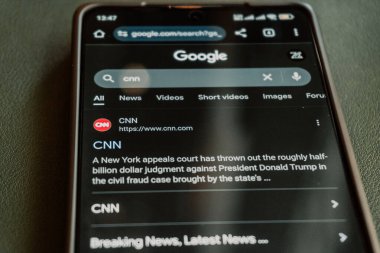 Bir akıllı telefondan Google 'ın arama sonuçları üzerine CNN