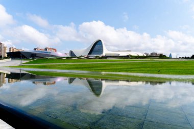 Fotoğraf kentsel alanda ele geçirildi. Bakü, Azerbaycan.