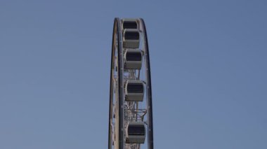 Bakü Bulvarı 'nda dönme dolap. Tatil eğlencesi zamanı..