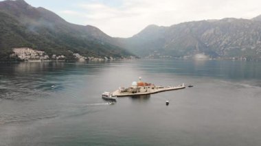 Akdeniz 'deki turistik eğlence konsepti. Perast şehrinin yakınlarındaki Kotor Körfezi 'nin üst manzarası