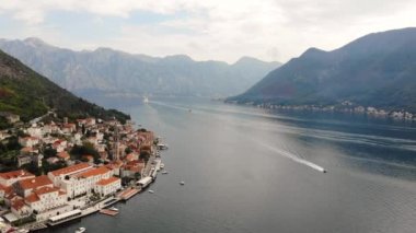 Akdeniz 'deki turistik eğlence konsepti. Perast şehrinin yakınlarındaki Kotor Körfezi 'nin üst manzarası