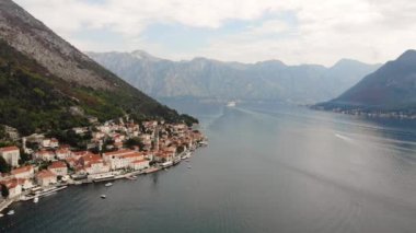 Akdeniz 'deki turistik eğlence konsepti. Perast şehrinin yakınlarındaki Kotor Körfezi 'nin üst manzarası