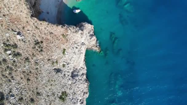 Sert Kayalıklı Sahildeki Tenha Sahilin Havadan Görüntüsü — Stok video