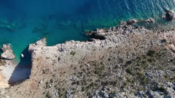 Sert Kayalıklı Sahildeki Tenha Sahilin Havadan Görüntüsü — Stok video