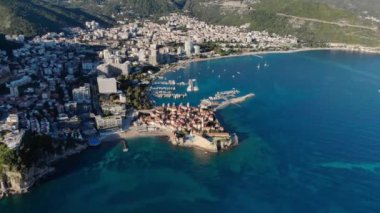 Turizm ve seyahat konsepti. Deniz kenarındaki ortaçağ kalesi. Budva, Karadağ