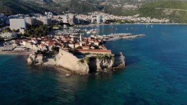 Turizm ve seyahat konsepti. Deniz kenarındaki ortaçağ kalesi. Budva, Karadağ