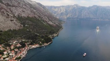 Akdeniz 'deki turistik eğlence konsepti. Perast şehrinin yakınlarındaki Kotor Körfezi 'nin üst manzarası