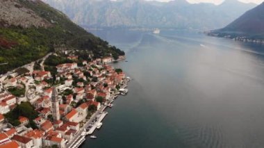 Akdeniz 'deki turistik eğlence konsepti. Perast şehrinin yakınlarındaki Kotor Körfezi 'nin üst manzarası
