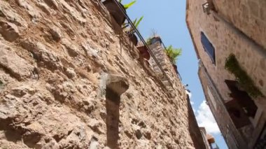 Tarihi yerlere seyahat kavramı. Karadağ 'ın eski kentinin dar sokakları