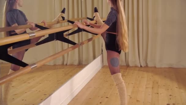 バレリーナはバレエのバレエでホールで訓練している — ストック動画