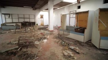 Ekonomik kriz ve savaş kavramı. Terk edilmiş bina içi