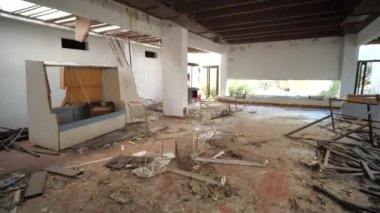 Ekonomik kriz ve savaş kavramı. Terk edilmiş bina içi