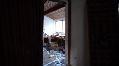 Ekonomik kriz ve savaş kavramı. Terk edilmiş bina içi