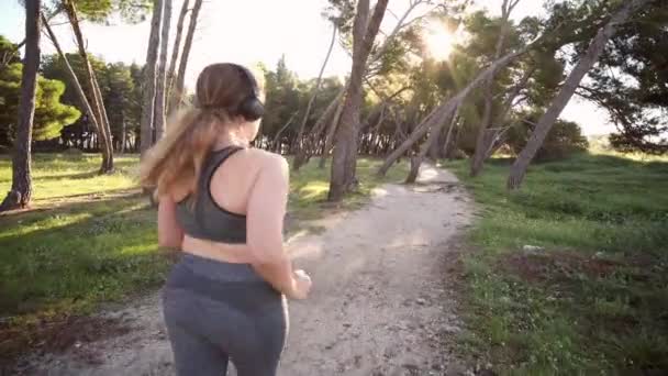 Тело Положительное Плюс Размер Женщины Спортсмена Бег Парке Концепция Похудения — стоковое видео