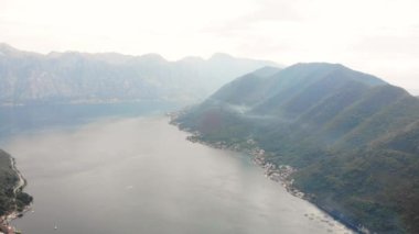 Akdeniz 'deki turistik eğlence konsepti. Perast şehrinin yakınlarındaki Kotor Körfezi 'nin üst manzarası
