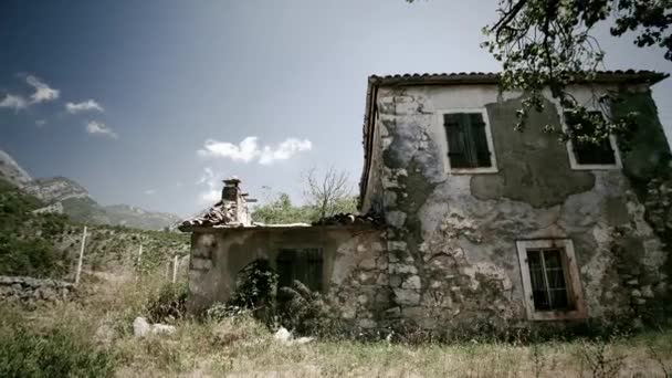 Concepto Guerra Crisis Económica Casa Pueblo Abandonada Antigua Casa Balcánica — Vídeo de stock