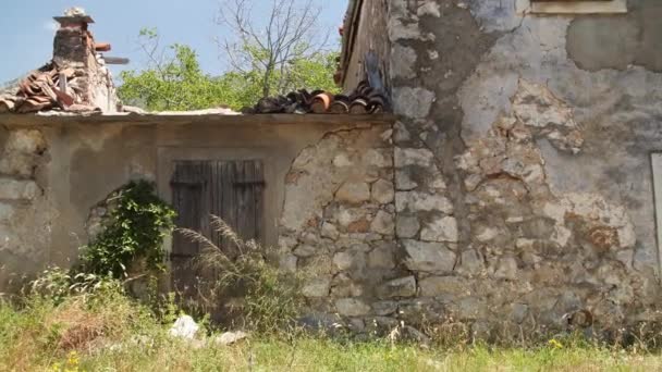 Koncepcja Wojny Kryzysu Gospodarczego Opuszczony Stary Wiejski Dom Stary Bałkański — Wideo stockowe
