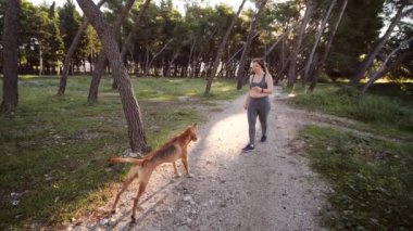 Vücut pozitifliği ve beden ölçülerinde bir bayan sporcu parkta koşuyor. Kilo kaybı ve aktif yaşam tarzı kavramı