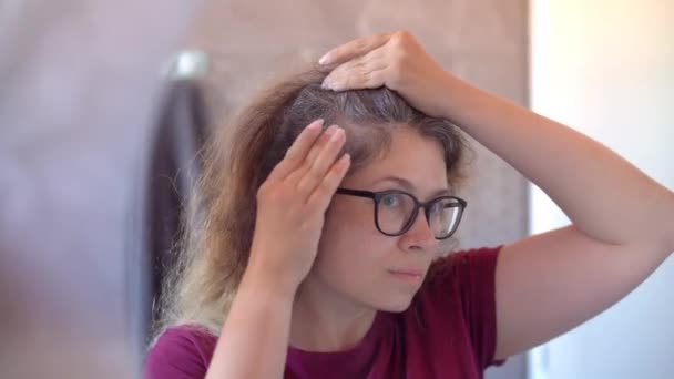 Kobieta Badająca Swoją Skórę Głowy Siwe Włosy Przed Lustrem — Wideo stockowe