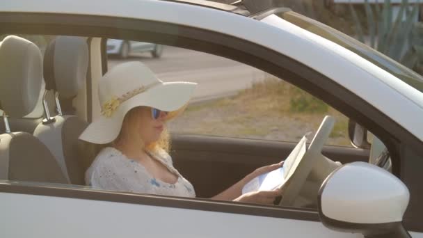 Ταξιδιώτισσα Που Κάθεται Στο Αυτοκίνητο Κοιτάζοντας Χάρτη — Αρχείο Βίντεο