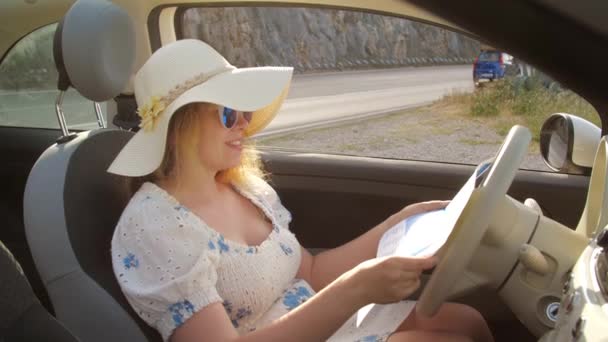 Reisendes Mädchen Sitzt Auto Und Sieht Karte — Stockvideo