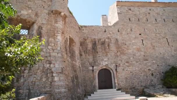 Fortaleza Piedra Muralla Castillo Medieval Una Antigua Puerta Arcada Cerrada — Vídeos de Stock