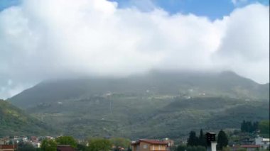 Güneşli bir günde dağların üzerinde bulutlar Zaman geçişi 4k