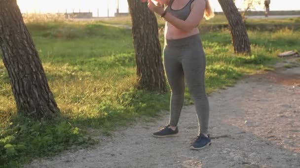 Concepto Deporte Fitness Aire Libre Mujer Calentando Antes Correr — Vídeos de Stock