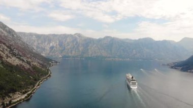 Akdeniz 'deki turistik eğlence konsepti. Perast şehrinin yakınlarındaki Kotor Körfezi 'nin üst manzarası