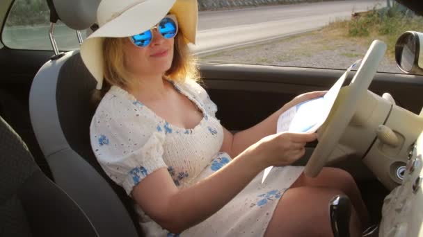 Podróżnik Dziewczyna Siedzi Samochodzie Szuka Mapy — Wideo stockowe