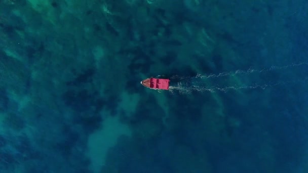 Κάτοψη Μικρού Σκάφους Αναψυχής Στη Γαλάζια Θάλασσα — Αρχείο Βίντεο