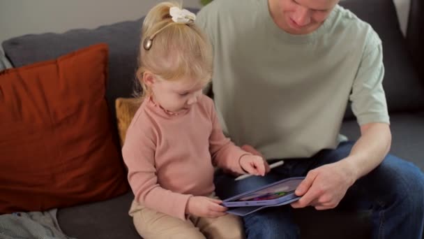 Gyerek Cochleáris Implantátumokkal Otthon Játékokkal Játszik Süketség Orvostechnikai Koncepció — Stock videók
