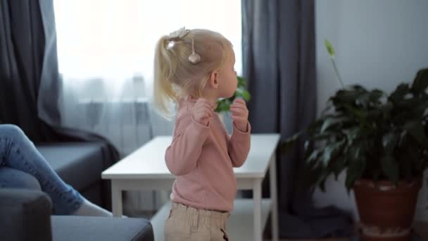 Une Fille Avec Implant Cochléaire Regarde Télévision Entend Des Sons — Video