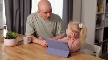 Koklear implantı olan çocuk evde oyuncaklarla oynuyor. Sağırlık ve tıbbi teknoloji kavramı.