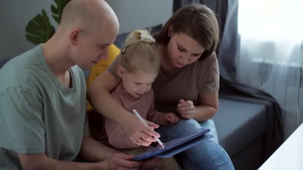 Enfant Avec Implants Cochléaires Jouant Avec Des Jouets Maison Concept — Video