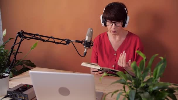 Conceito Tecnologia Mídia Massa Mulher Meia Idade Óculos Com Microfone — Vídeo de Stock