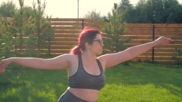 Storlek Asiatisk Kvinna Utövar Yoga Grönt Gräs Parken — Stockvideo
