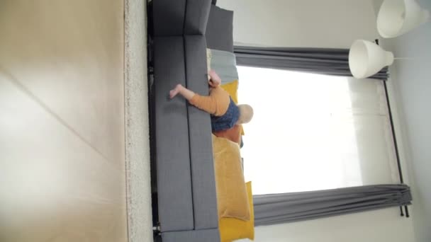 Cute Baby Maluch Gospodarstwa Kanapie Uczy Się Jak Stać Nogach — Wideo stockowe