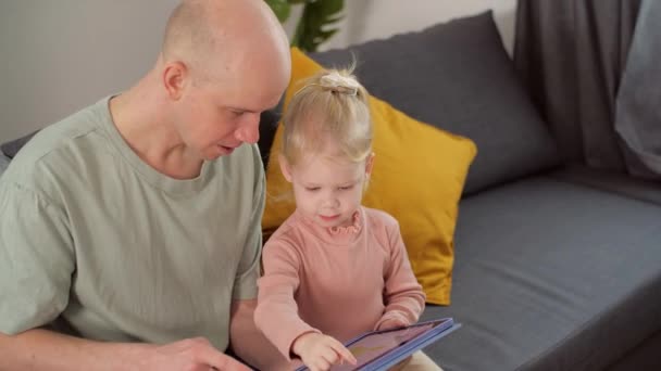 Koklear Implantı Olan Çocuk Evde Oyuncaklarla Oynuyor Sağırlık Tıbbi Teknoloji — Stok video