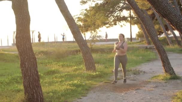 Бодіпозитивний Плюс Розмір Жінки Спортсменка Біжить Парку Концепція Втрати Ваги — стокове відео