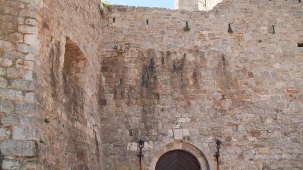Stone Twierdzy Ścianie Zamku Średniowiecznego Zamku Stare Drzwi Drewniane Zamknięta — Wideo stockowe