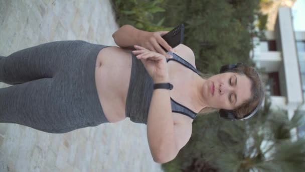 Jong Size Vrouw Met Behulp Van Fitness Tracker Tijdens Het — Stockvideo