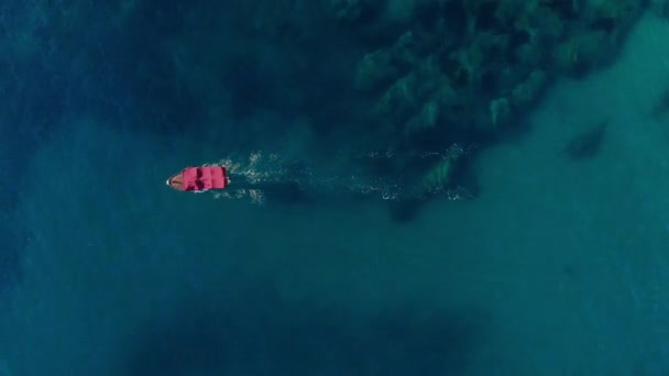 Vista Superior Pequeño Barco Recreo Mar Azul — Vídeo de stock