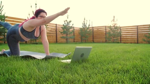 Storlek Kvinna Praktiserar Yoga Lektion Online Trädgården Utomhus Göra Sport — Stockvideo