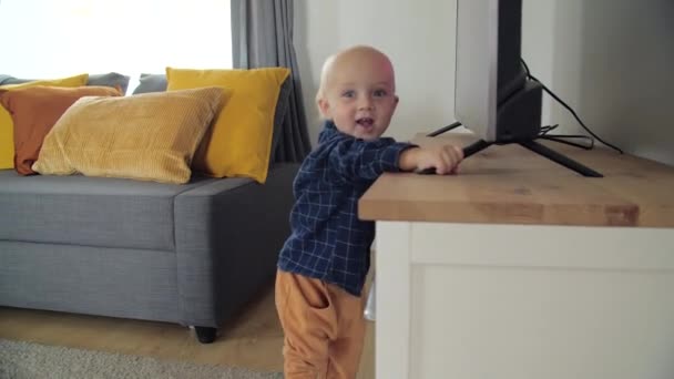Söta Baby Barn Hålla Soffan Lära Sig Att Stå Benen — Stockvideo