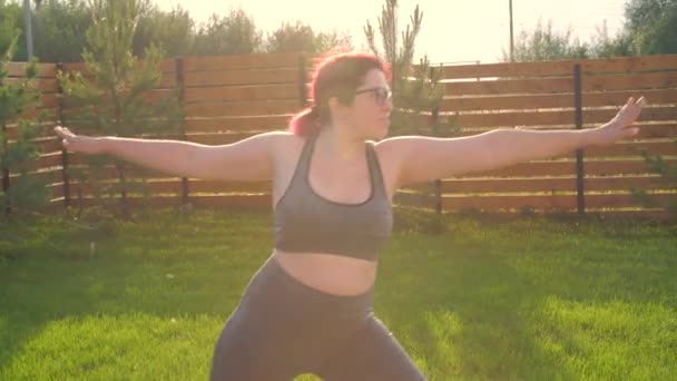 Size Donna Asiatica Praticare Yoga Erba Verde Nel Parco — Video Stock