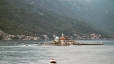Adriyatik Denizi 'ndeki fiyort. Boka Kotor körfezi Boka Kotorska kıyısındaki Kaya Adası 'nın Leydisi ve Perast Kilisesi, Karadağ, Avrupa