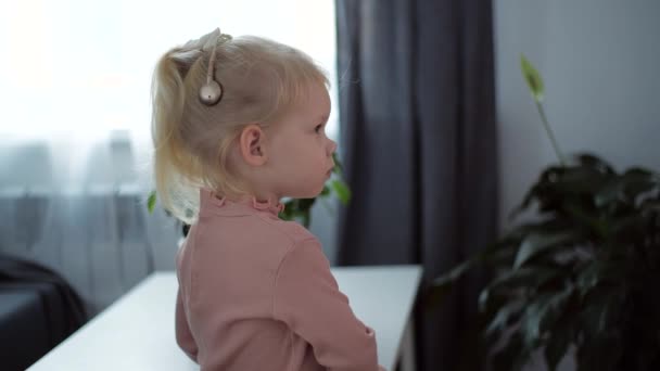 Dívka Kochleárním Implantátem Dívá Televizi Slyší Zvuky — Stock video
