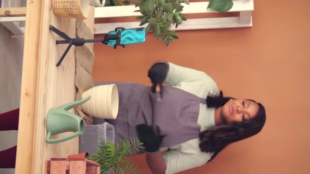 Attractive Woman Blogger Tells Subscribers Caring House Plants — Vídeo de Stock